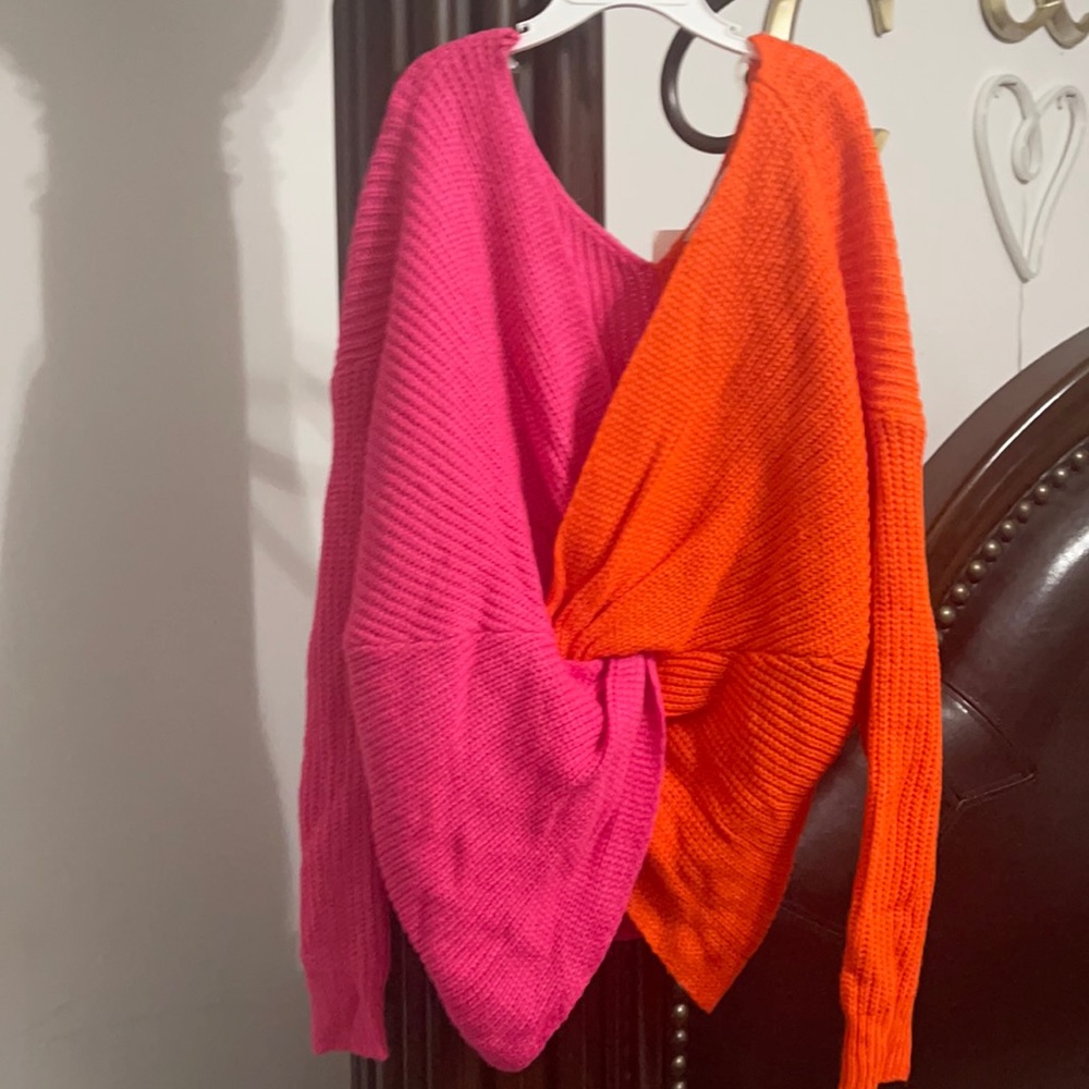 BEAUTIFUL 😻 SWEATER MU$T HAVE!!. 💯👍🏽.. NEW NEVER 👎 WORN..